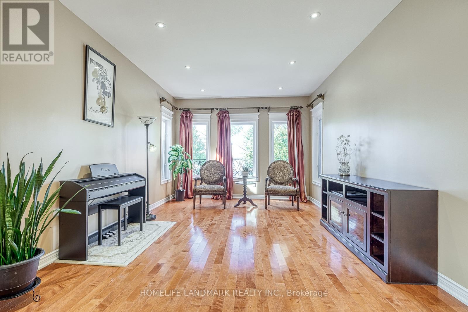 9 Chantilly Crescent, Richmond Hill, Ontario  L4C 0K1 - Photo 7 - N12569734