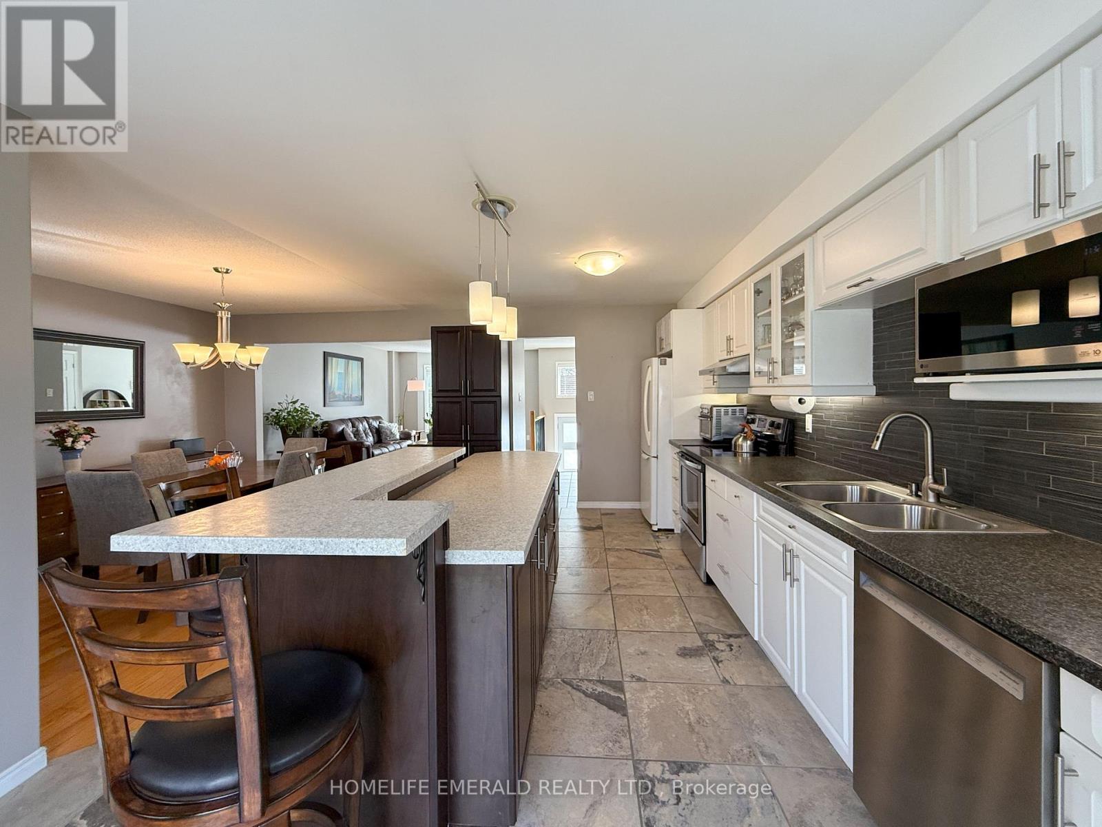 72 Darren Drive, Essa, Ontario  L0M 1B3 - Photo 8 - N12569744