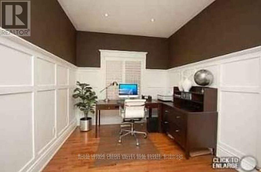 31 Crown Victoria Dr Drive W, Brampton, Ontario L7A 3C6 - Photo 2 - W12569790