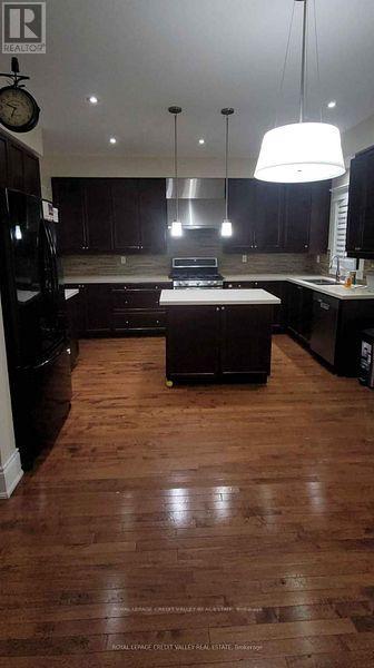 31 Crown Victoria Dr Drive W, Brampton, Ontario L7A 3C6 - Photo 4 - W12569790