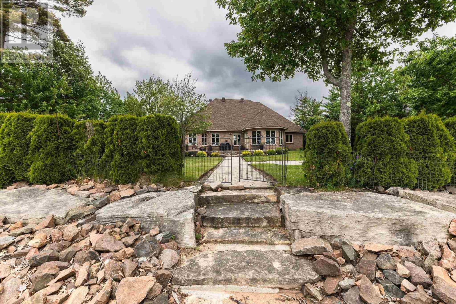 857 Sunnyside Beach Rd, Sault Ste. Marie, Ontario  P6A 6K4 - Photo 2 - SM252833