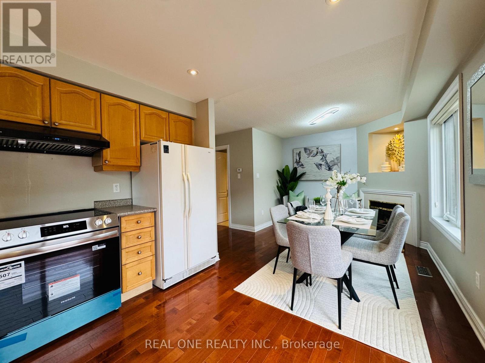 2470 Bankside Drive, Mississauga, Ontario  L5M 6E6 - Photo 9 - W12569800