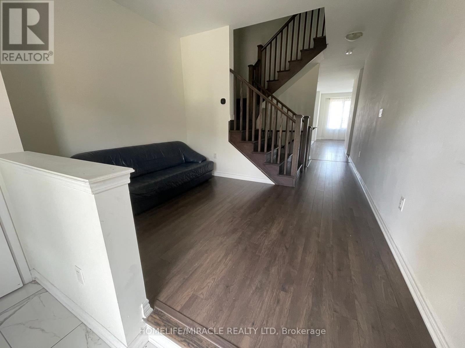 56 Circus Crescent, Brampton, Ontario  L7A 5E3 - Photo 4 - W12524556