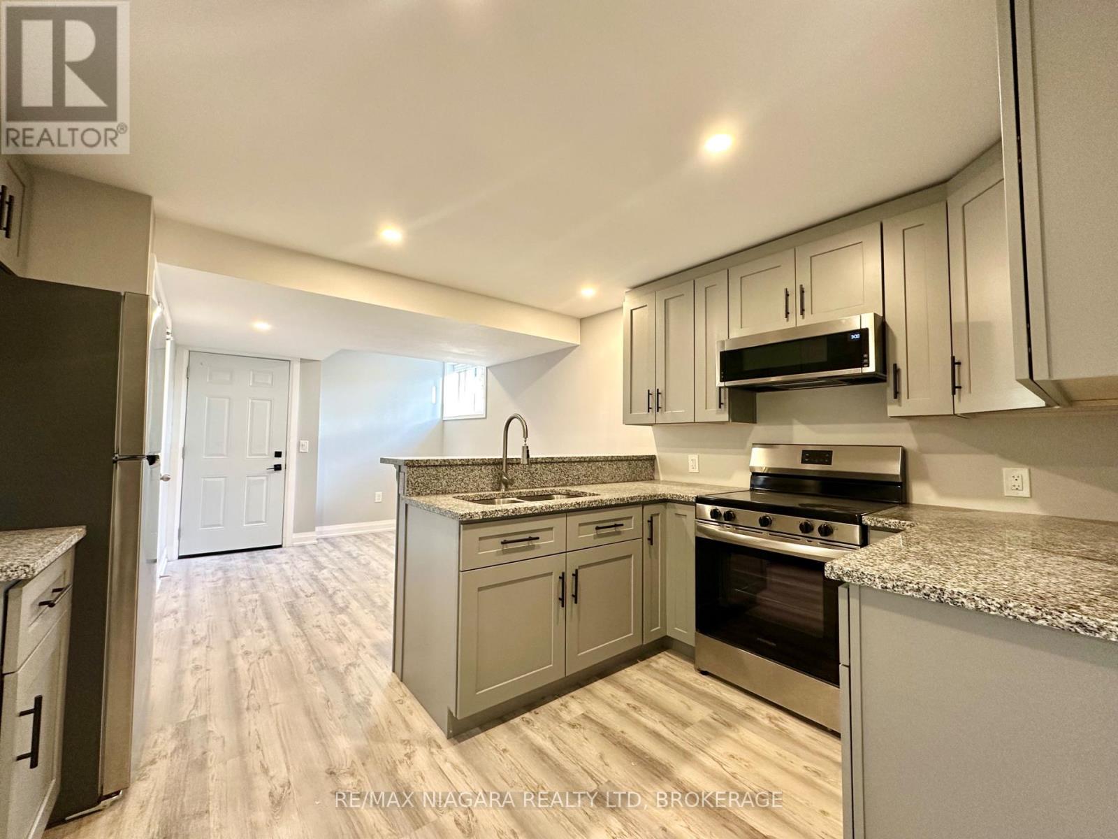 Lower - 39 Grove Avenue, St. Catharines, Ontario  L2P 1C5 - Photo 3 - X12569808