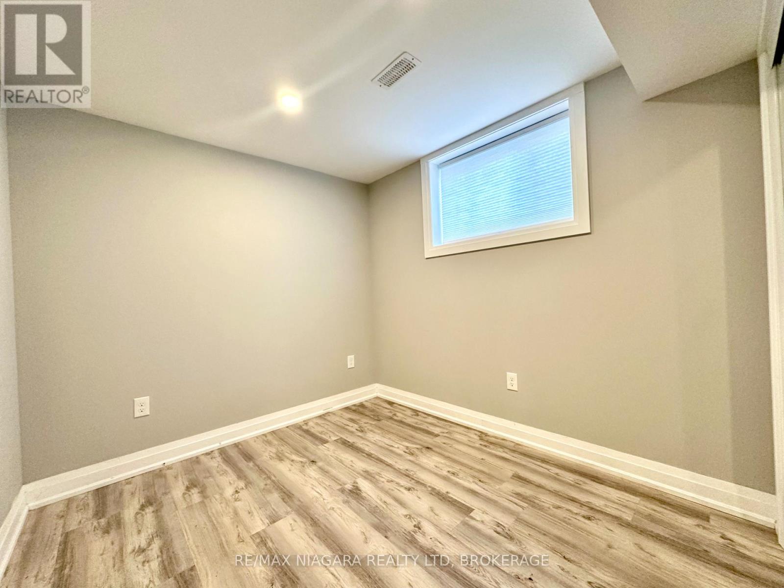 Lower - 39 Grove Avenue, St. Catharines, Ontario  L2P 1C5 - Photo 4 - X12569808