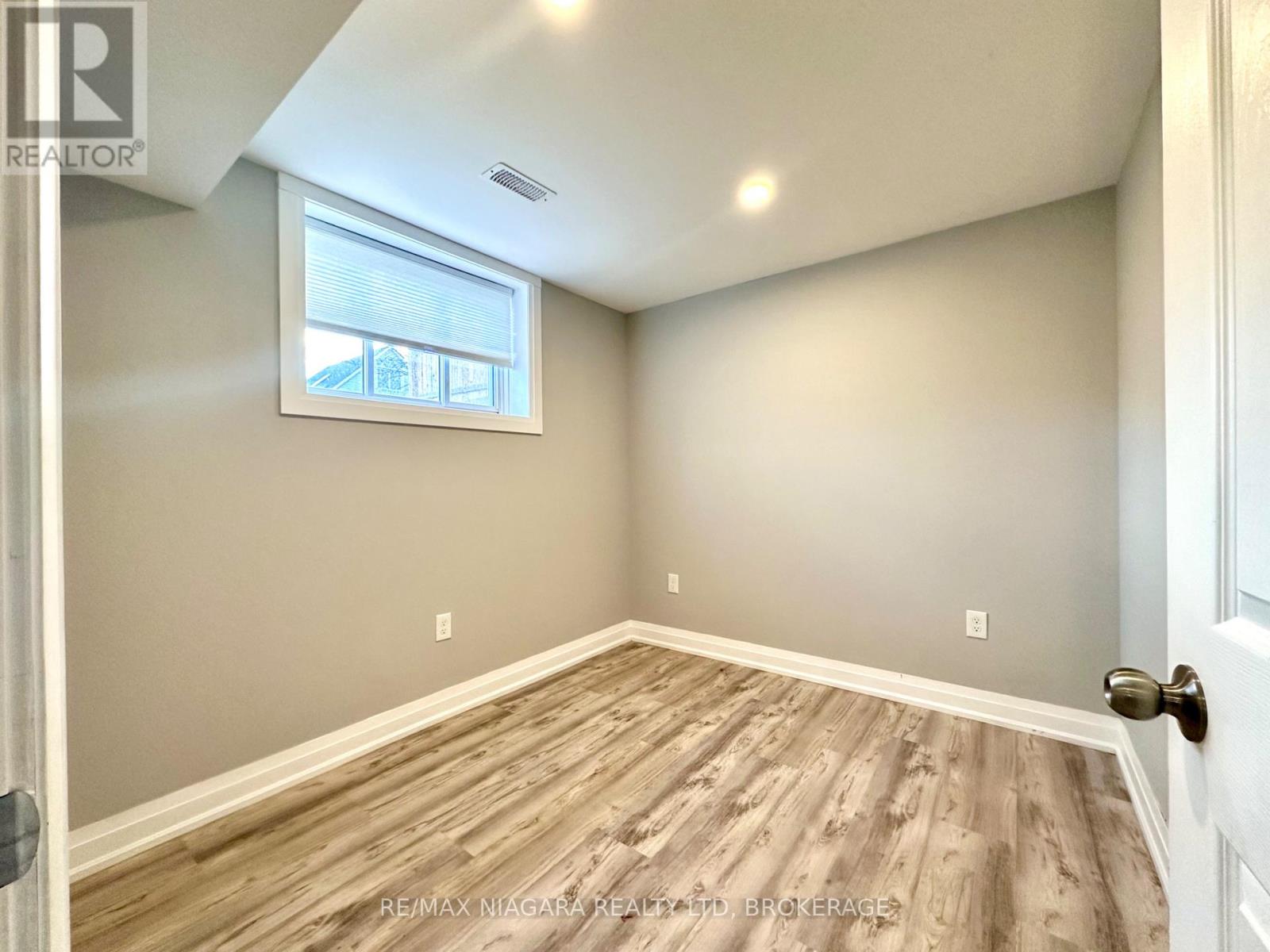 Lower - 39 Grove Avenue, St. Catharines, Ontario  L2P 1C5 - Photo 5 - X12569808