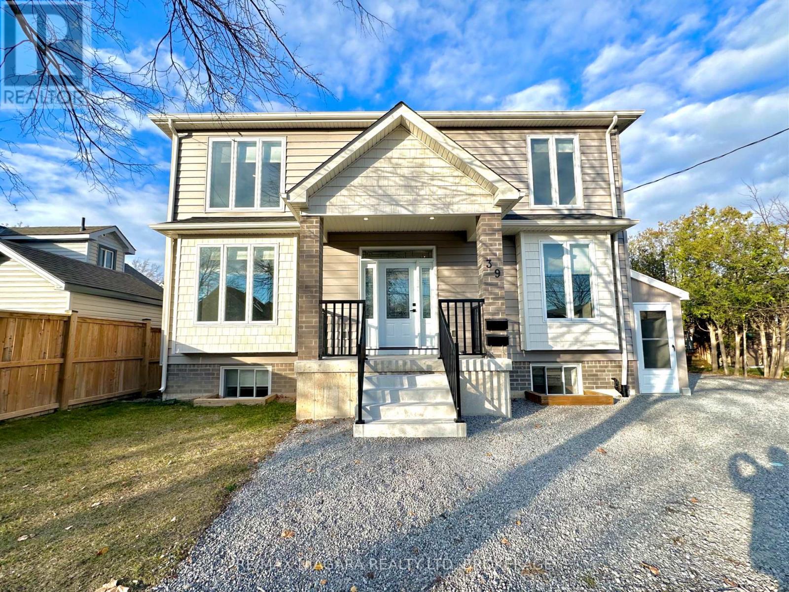 Main - 39 Grove Avenue, St. Catharines, Ontario  L2P 1C5 - Photo 2 - X12569810