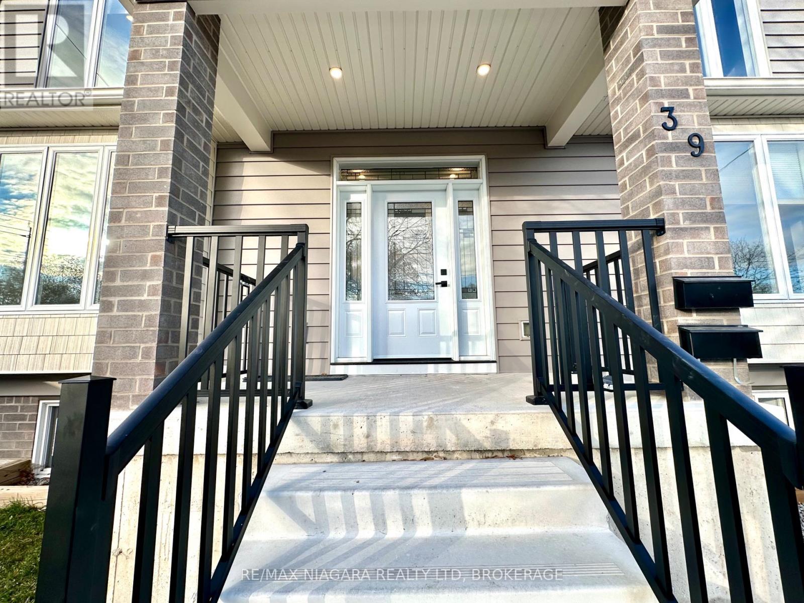 Main - 39 Grove Avenue, St. Catharines, Ontario  L2P 1C5 - Photo 3 - X12569810