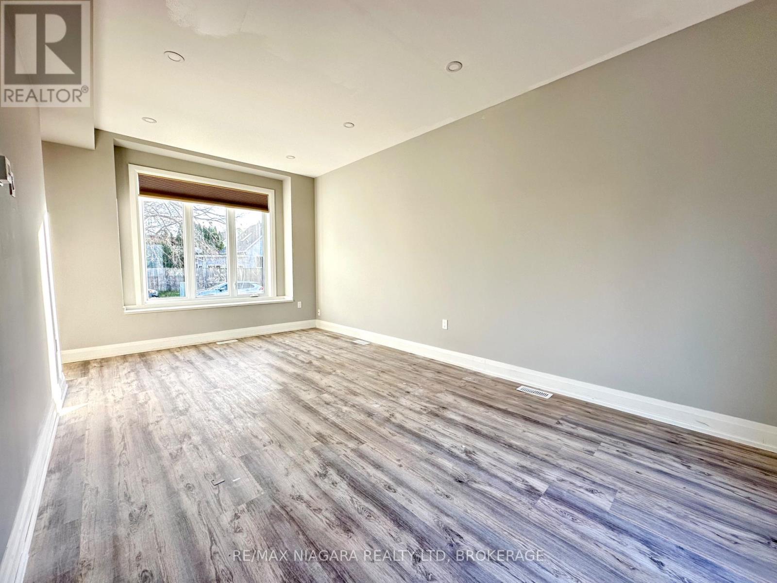 Main - 39 Grove Avenue, St. Catharines, Ontario  L2P 1C5 - Photo 4 - X12569810