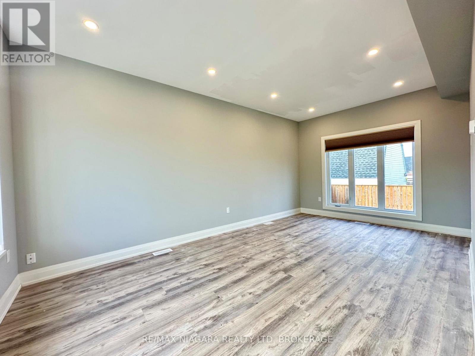 Main - 39 Grove Avenue, St. Catharines, Ontario  L2P 1C5 - Photo 5 - X12569810