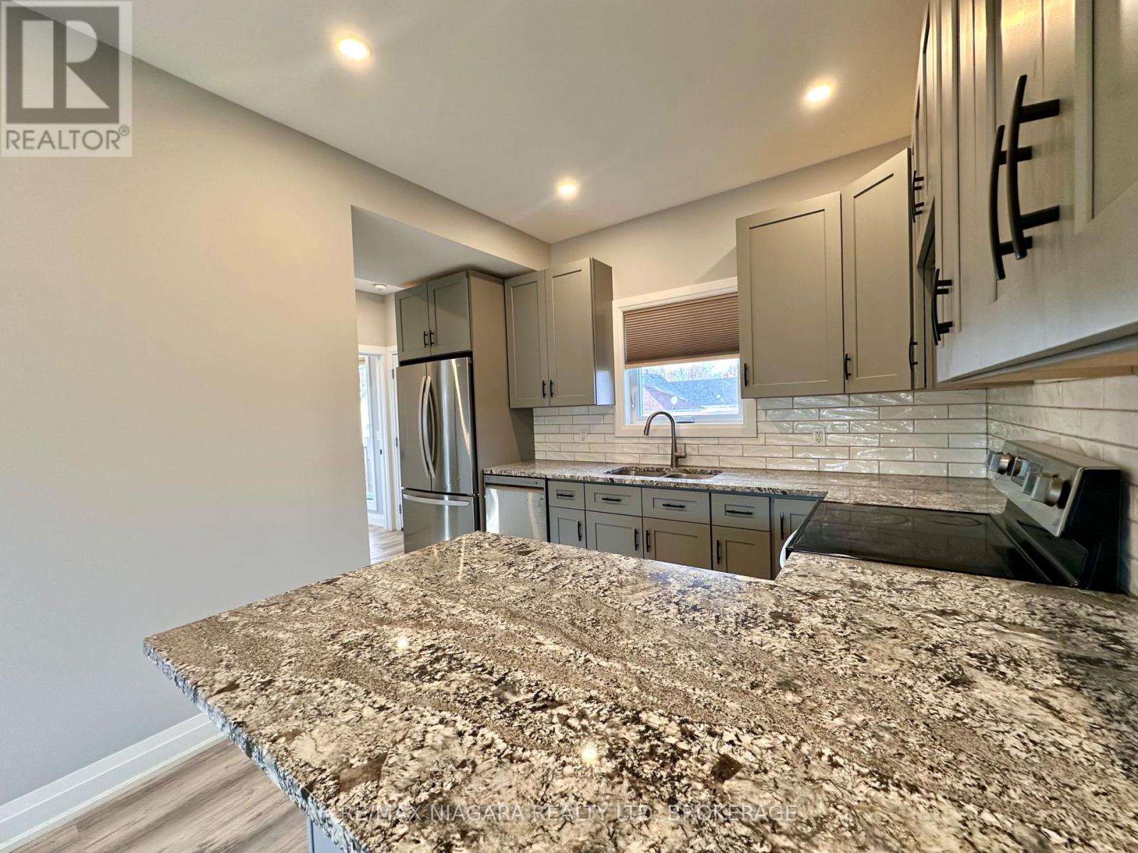 Main - 39 Grove Avenue, St. Catharines, Ontario  L2P 1C5 - Photo 7 - X12569810