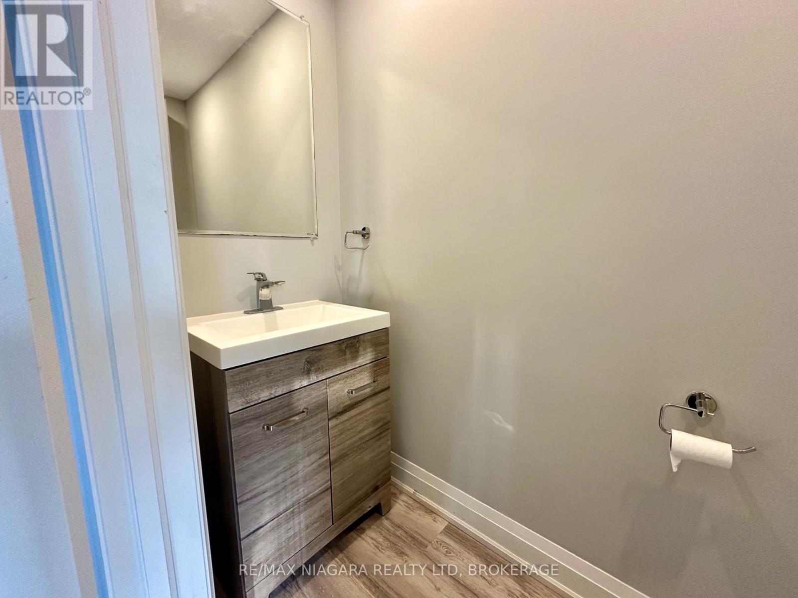 Main - 39 Grove Avenue, St. Catharines, Ontario  L2P 1C5 - Photo 9 - X12569810