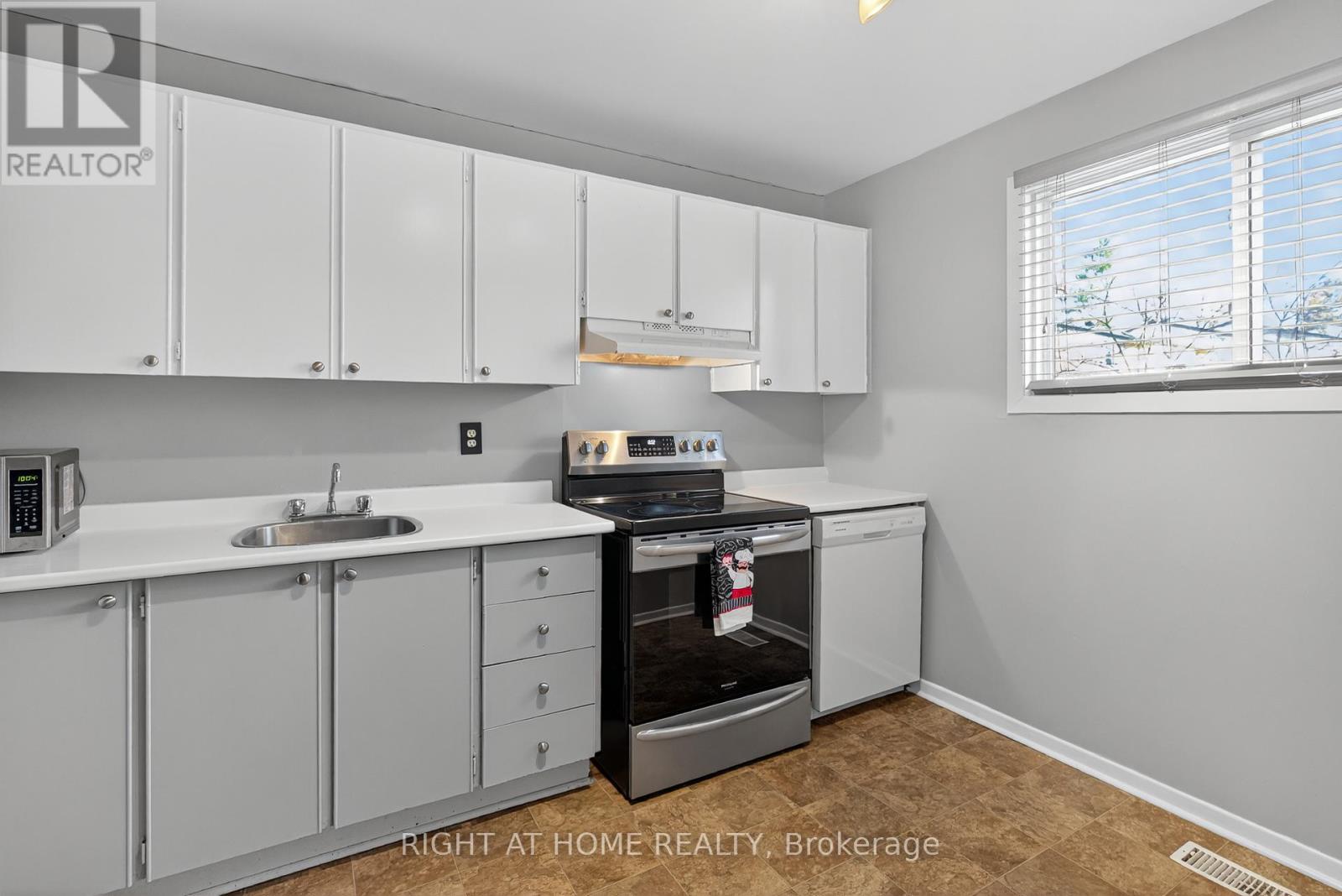 3110 Quail Drive, Ottawa, Ontario  K1T 1V1 - Photo 5 - X12304040