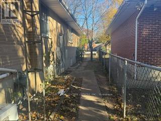 416 Lees Lane, Oakville, Ontario  L6L 4S7 - Photo 13 - W12392863