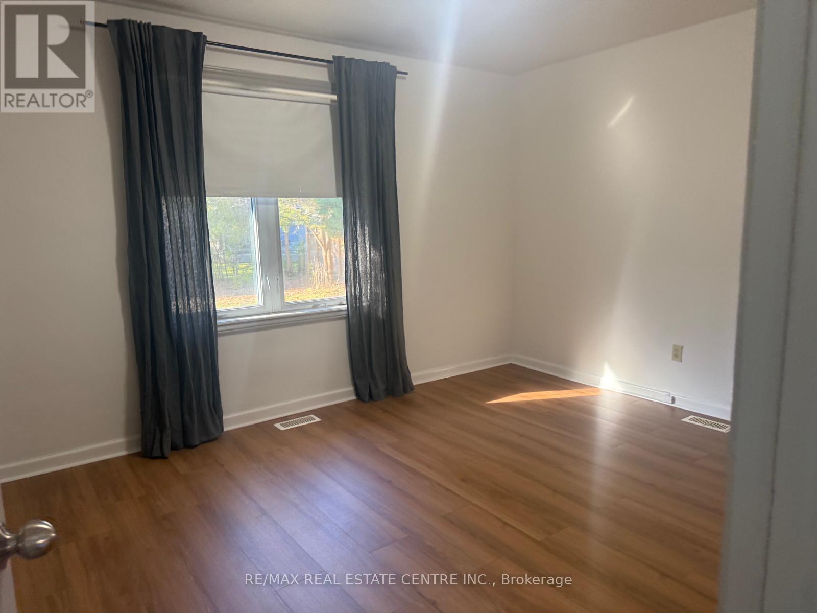 416 Lees Lane, Oakville, Ontario  L6L 4S7 - Photo 8 - W12392863