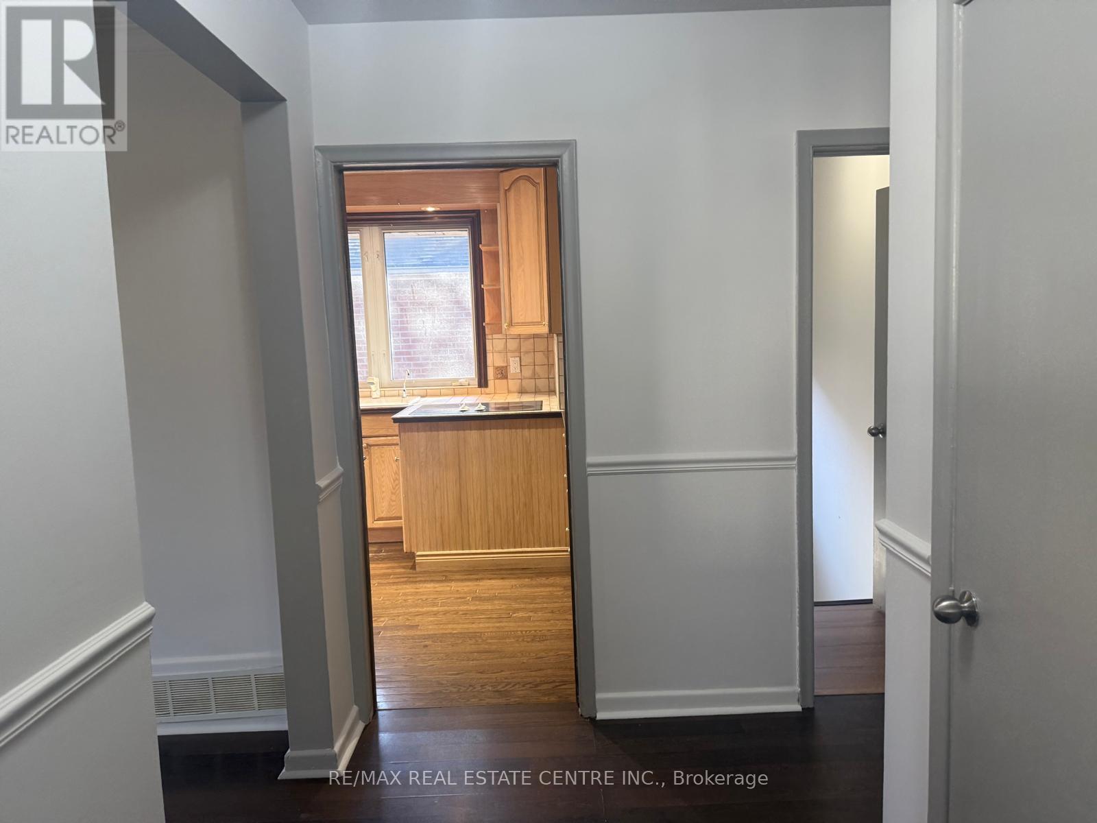 416 Lees Lane, Oakville, Ontario  L6L 4S7 - Photo 5 - W12392863