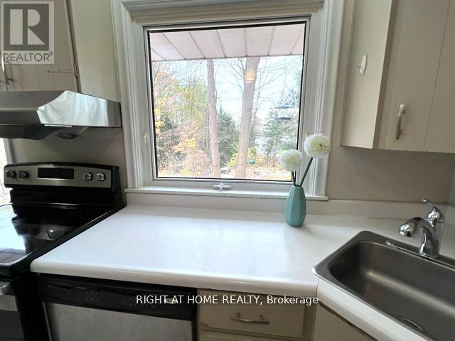 1445 Ryan Place, Mississauga, Ontario  L5C 1J7 - Photo 12 - W12535596