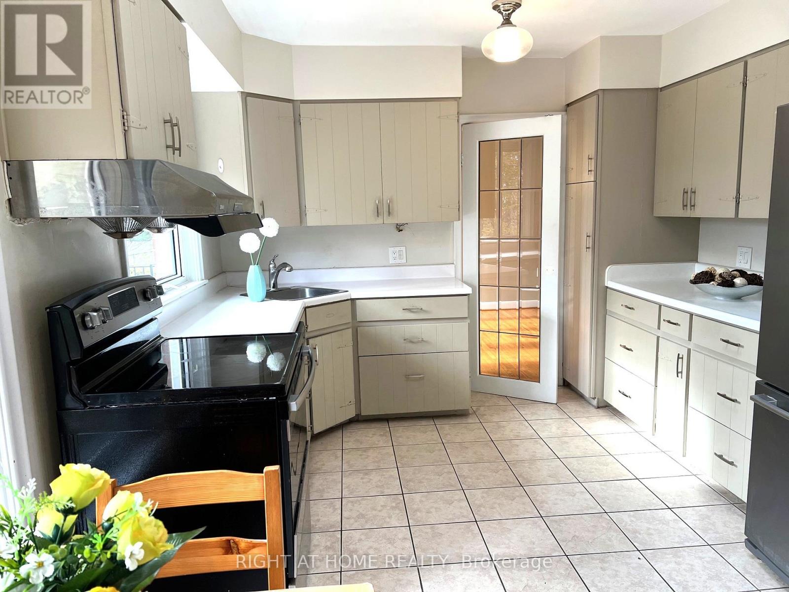 1445 Ryan Place, Mississauga, Ontario  L5C 1J7 - Photo 11 - W12535596