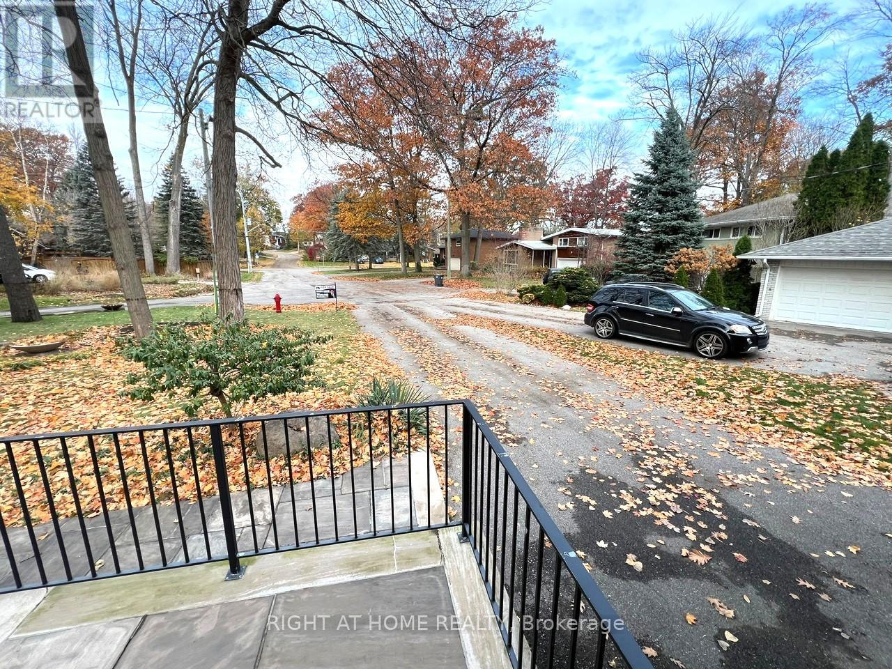 1445 Ryan Place, Mississauga, Ontario  L5C 1J7 - Photo 2 - W12535596