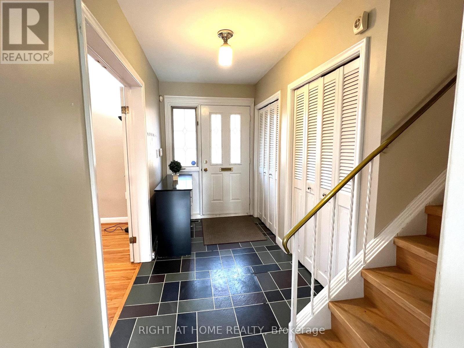 1445 Ryan Place, Mississauga, Ontario  L5C 1J7 - Photo 3 - W12535596