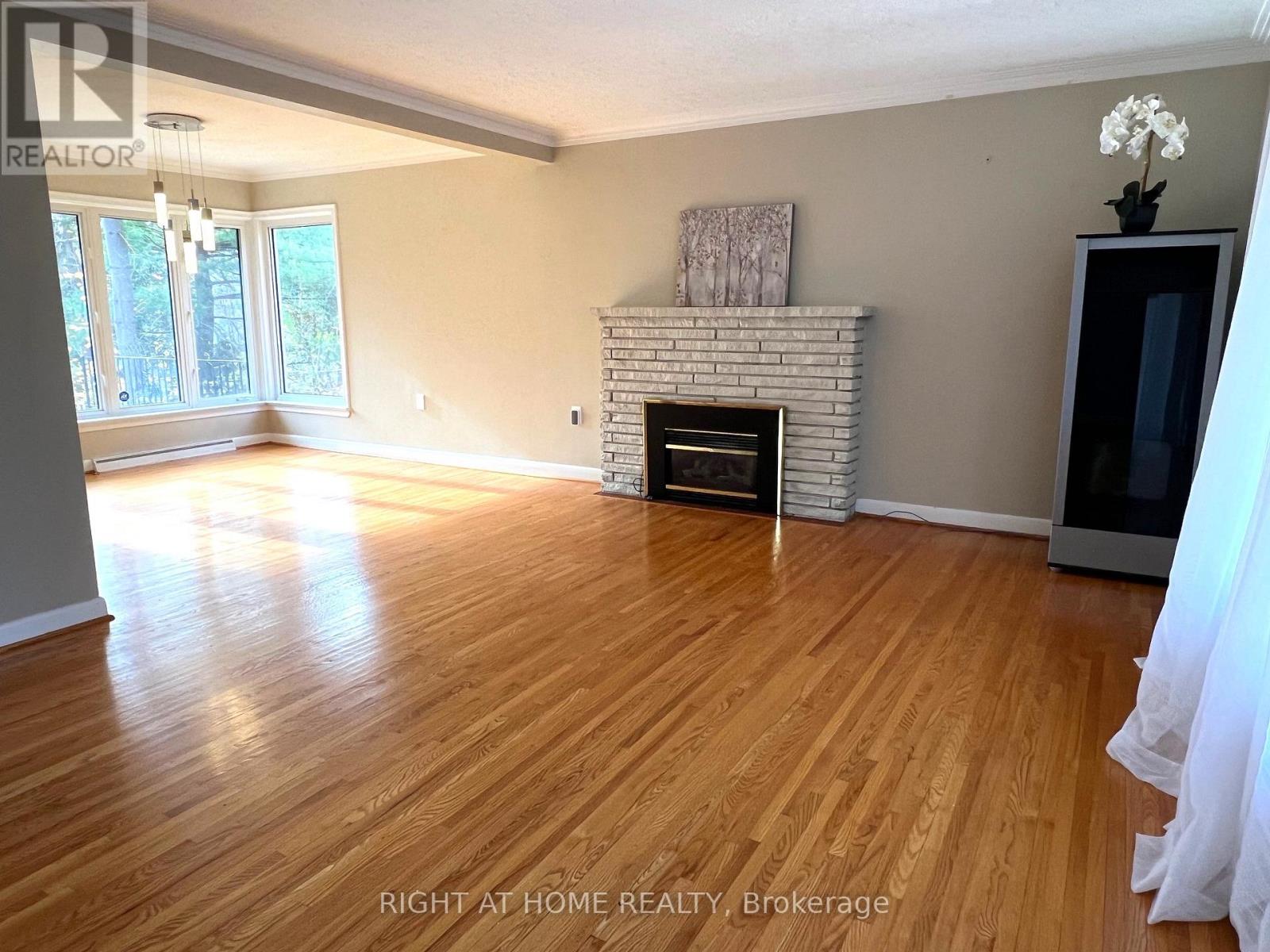 1445 Ryan Place, Mississauga, Ontario  L5C 1J7 - Photo 4 - W12535596