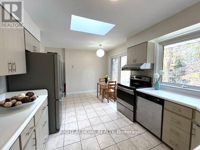 1445 Ryan Place, Mississauga, Ontario  L5C 1J7 - Photo 8 - W12535596