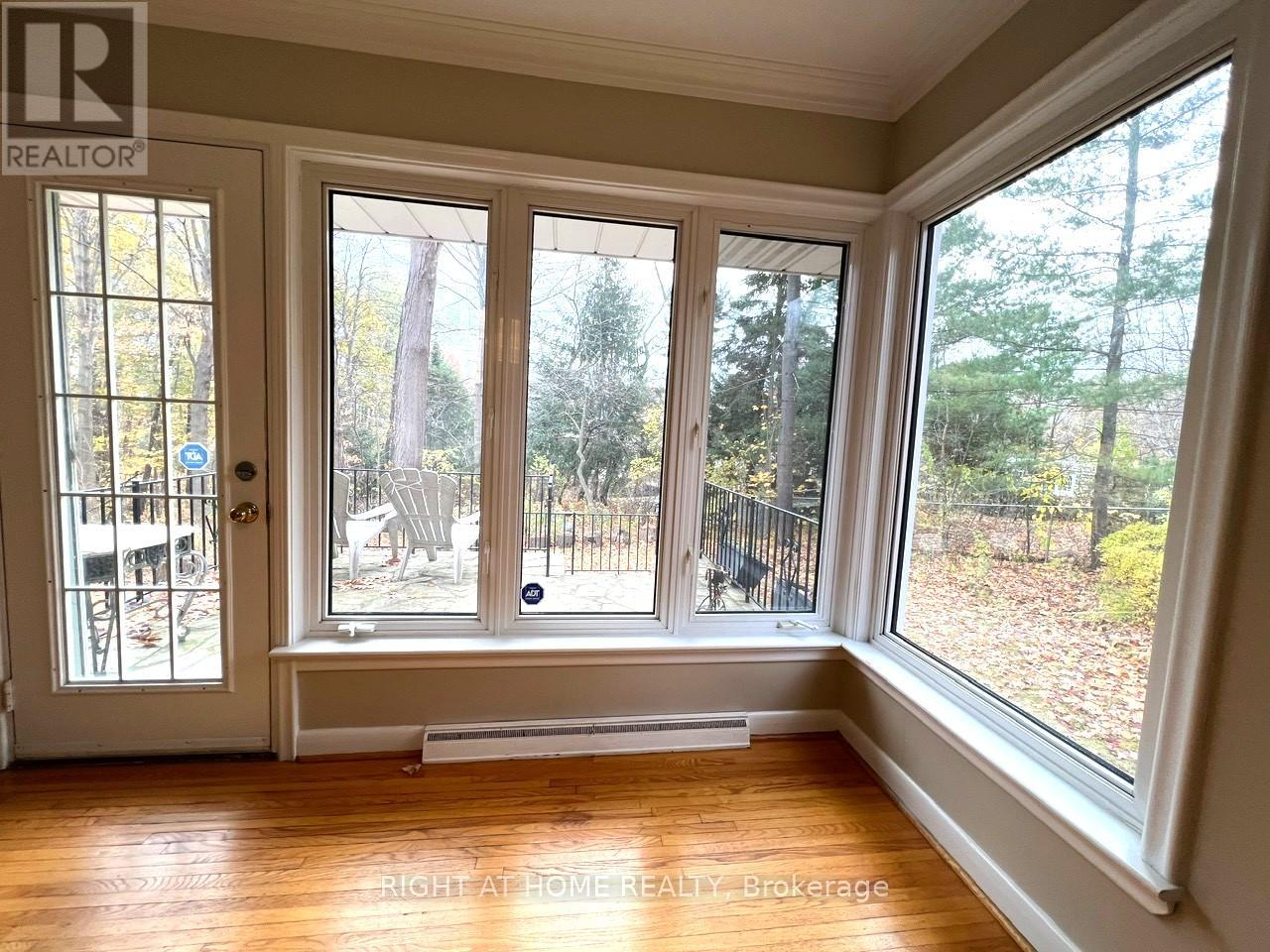 1445 Ryan Place, Mississauga, Ontario  L5C 1J7 - Photo 6 - W12535596