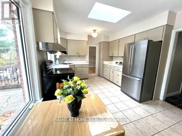 1445 Ryan Place, Mississauga, Ontario  L5C 1J7 - Photo 9 - W12535596