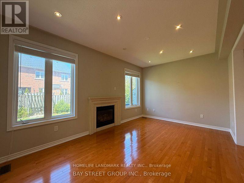 12 Pexton Avenue, Richmond Hill, Ontario  L4E 4Z2 - Photo 5 - N12569832