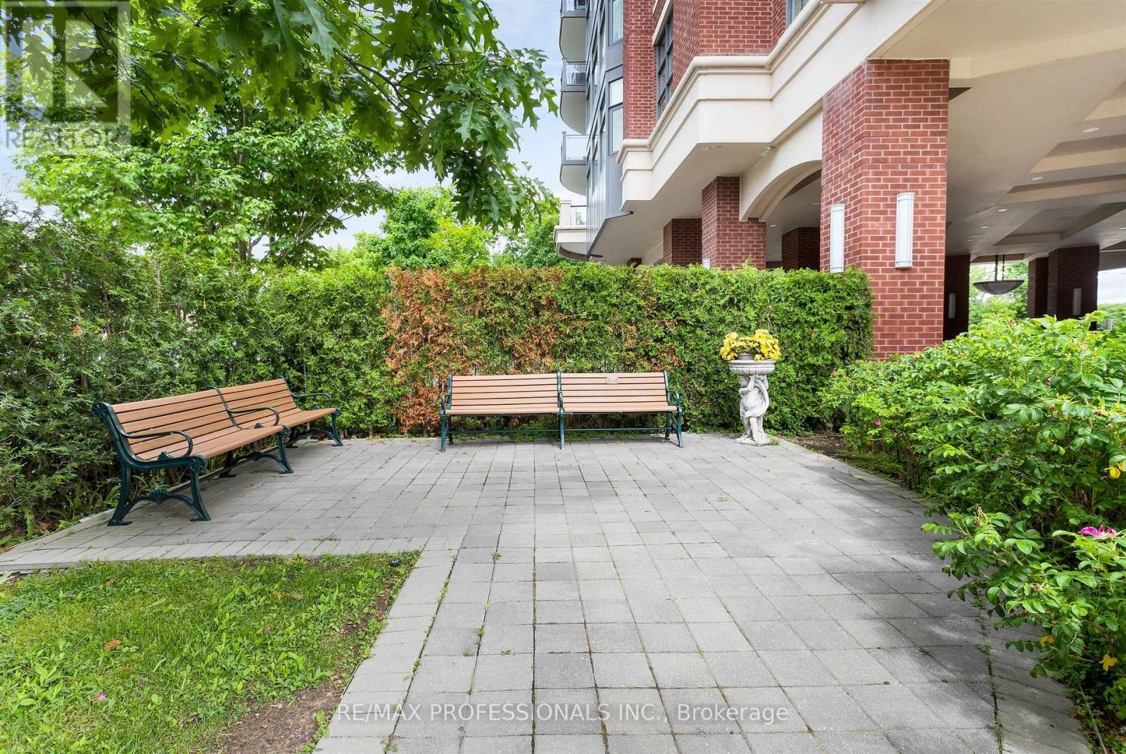 110 - 9 Burnhamthorpe Crescent, Toronto, Ontario  M9A 0A6 - Photo 10 - W12550954