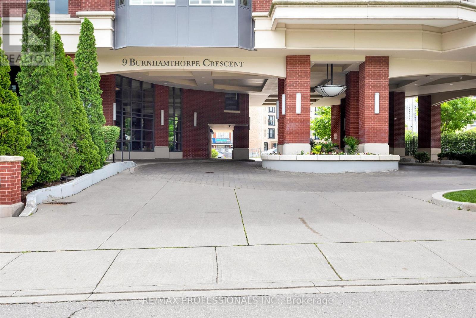 110 - 9 Burnhamthorpe Crescent, Toronto, Ontario  M9A 0A6 - Photo 8 - W12550954