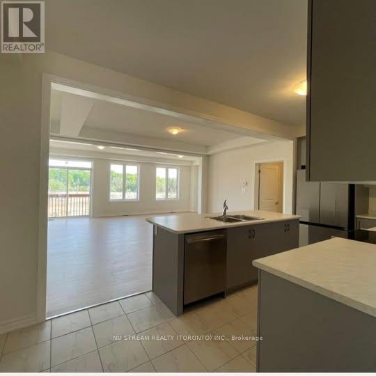 47 Kenneth Rogers Crescent, East Gwillimbury, Ontario  L0G 1R0 - Photo 3 - N12569854