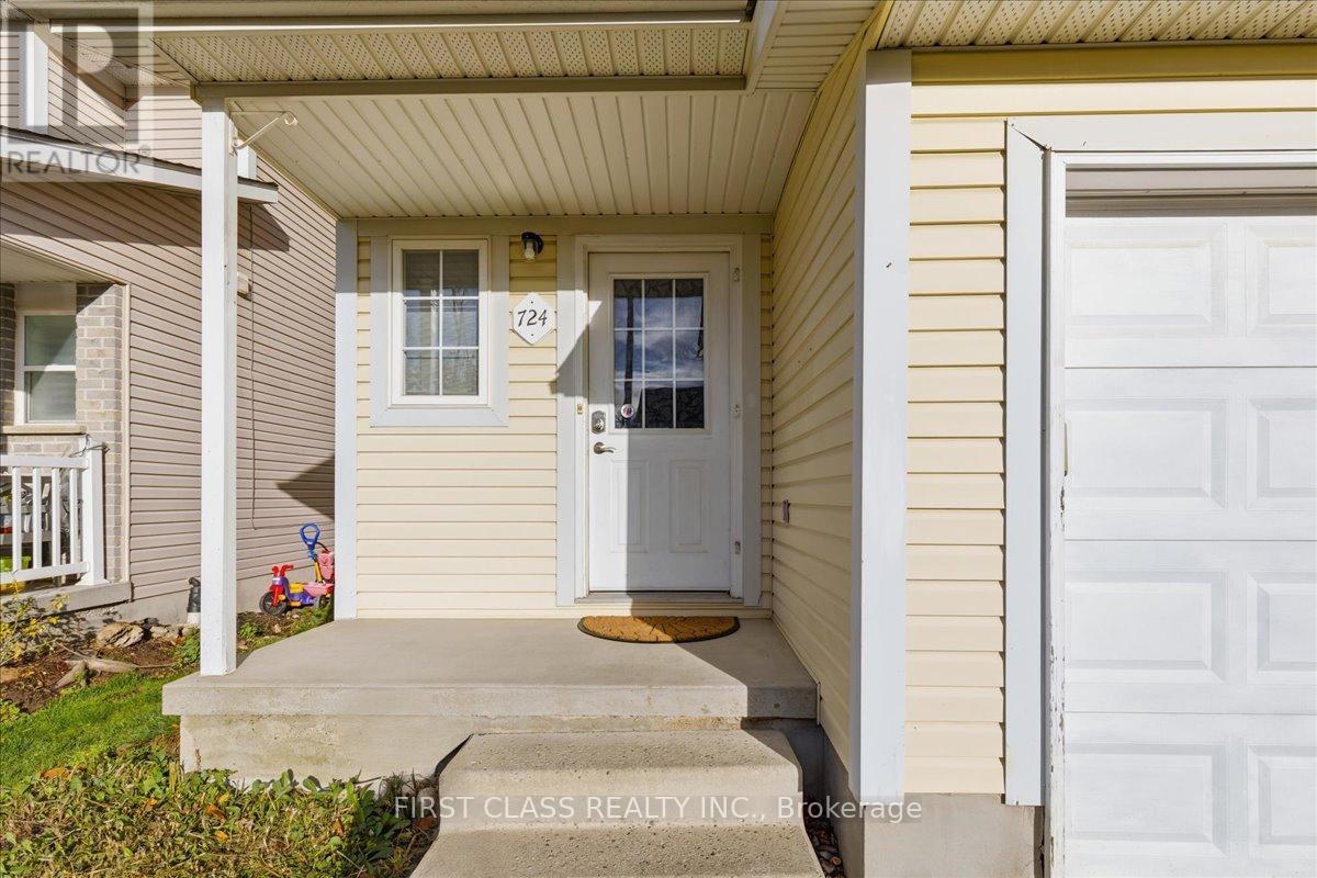 724 Angler Way, Waterloo, Ontario  N2K 4L6 - Photo 2 - X12499932