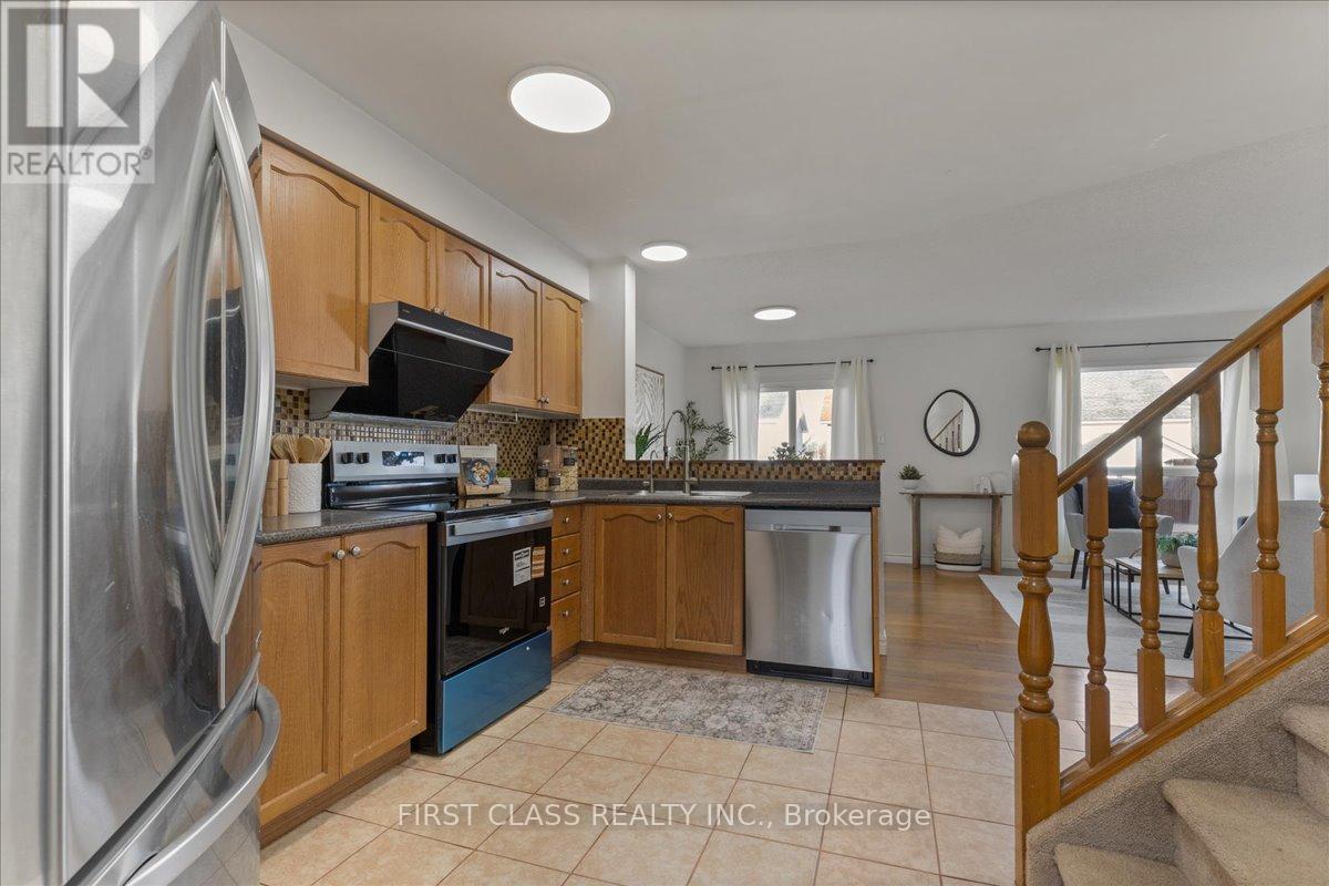 724 Angler Way, Waterloo, Ontario  N2K 4L6 - Photo 10 - X12499932