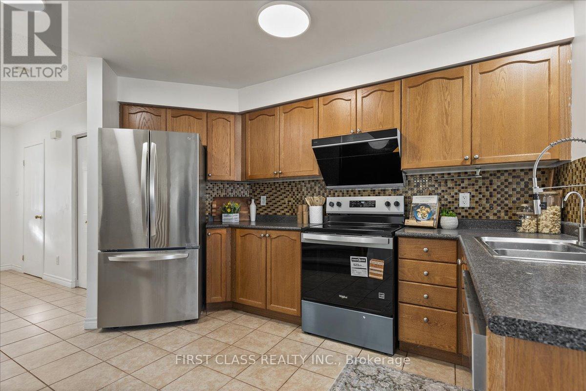 724 Angler Way, Waterloo, Ontario  N2K 4L6 - Photo 11 - X12499932