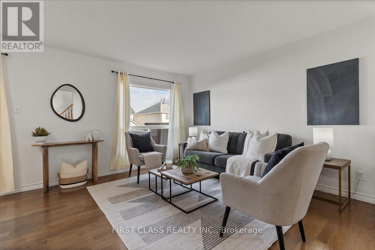 724 Angler Way, Waterloo, Ontario  N2K 4L6 - Photo 4 - X12499932