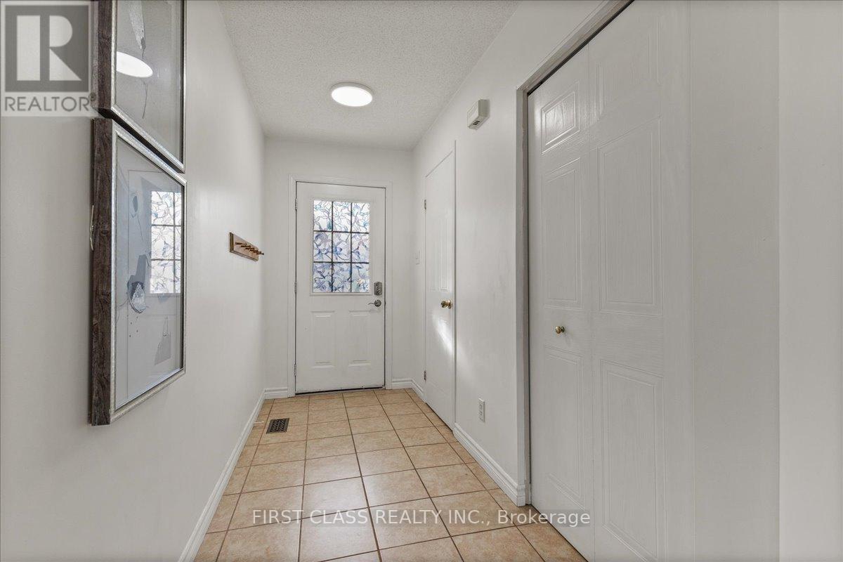 724 Angler Way, Waterloo, Ontario  N2K 4L6 - Photo 9 - X12499932