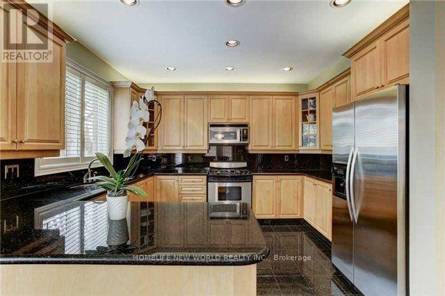 39 Green Meadows Circle, Toronto, Ontario  M2J 5G6 - Photo 6 - C12569878