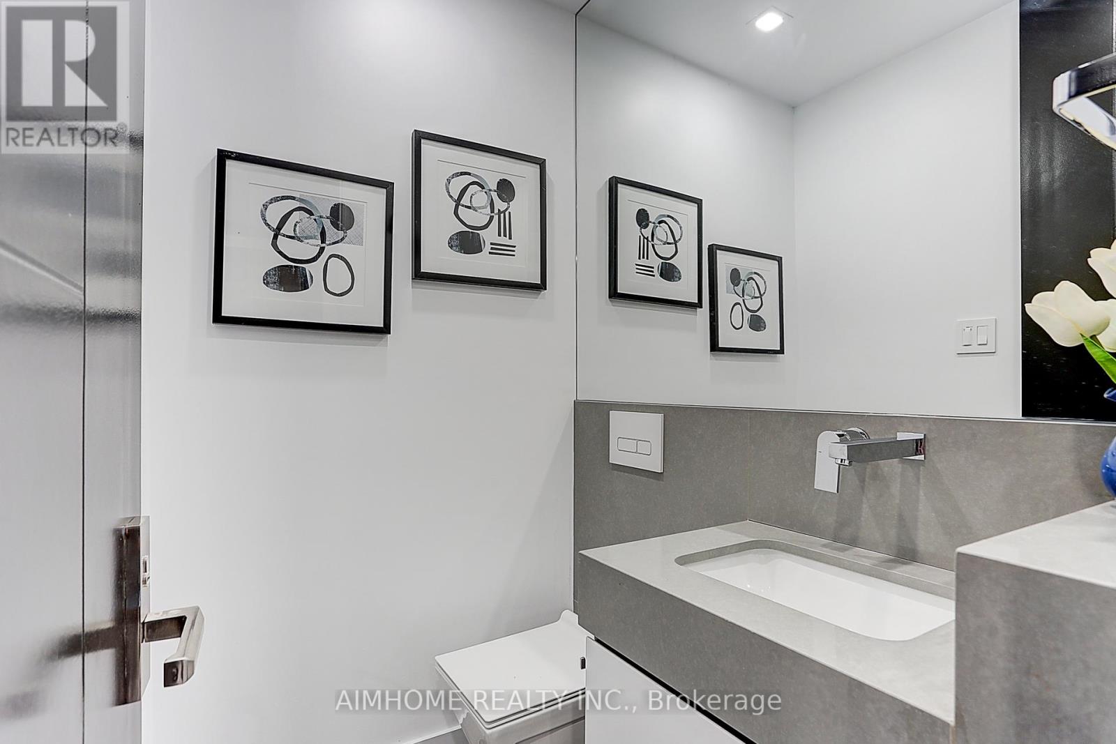 Upper 15 Holborne Avenue, Toronto, Ontario M4C 2P8 - Photo 18 - E12569872