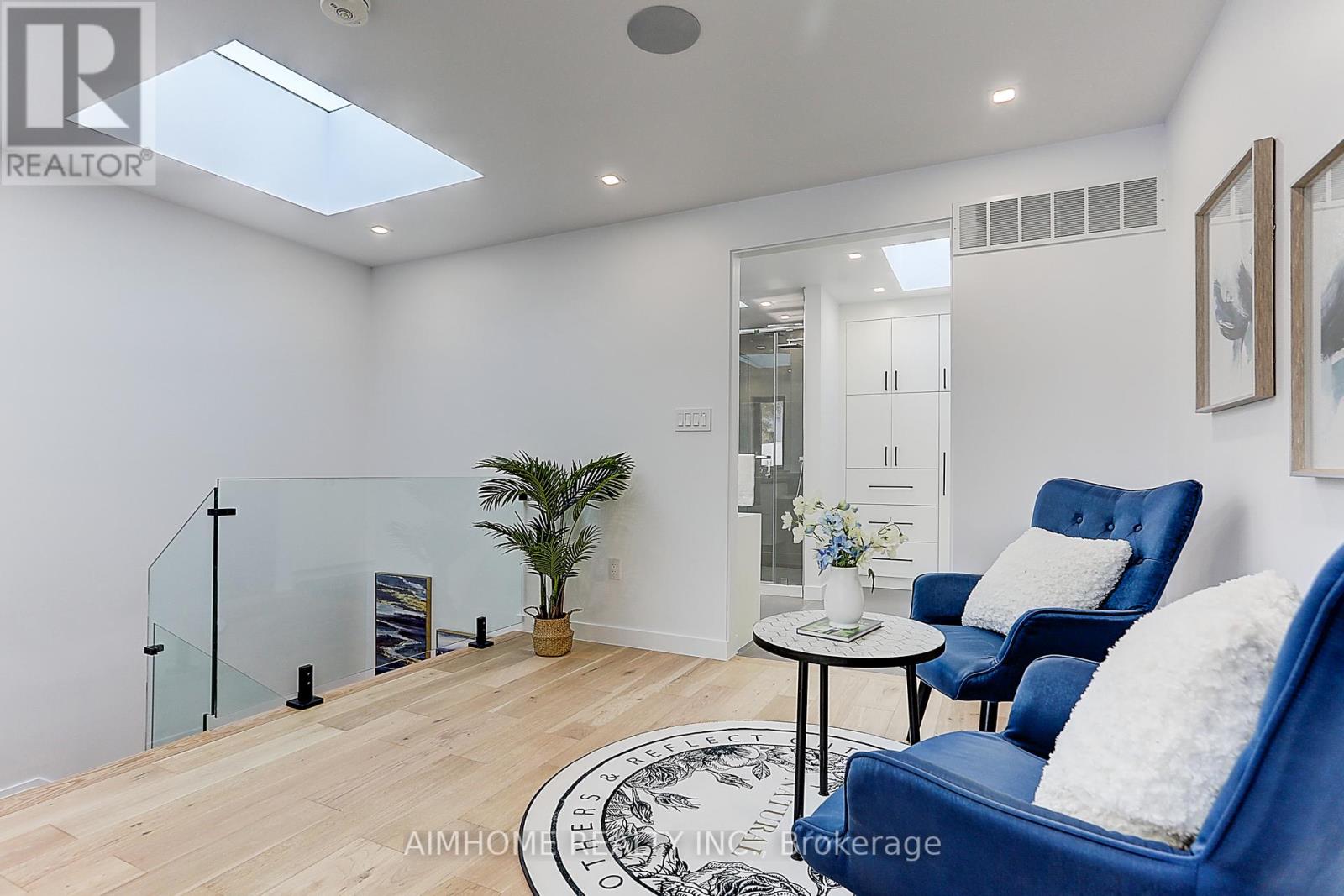 Upper 15 Holborne Avenue, Toronto, Ontario M4C 2P8 - Photo 4 - E12569872