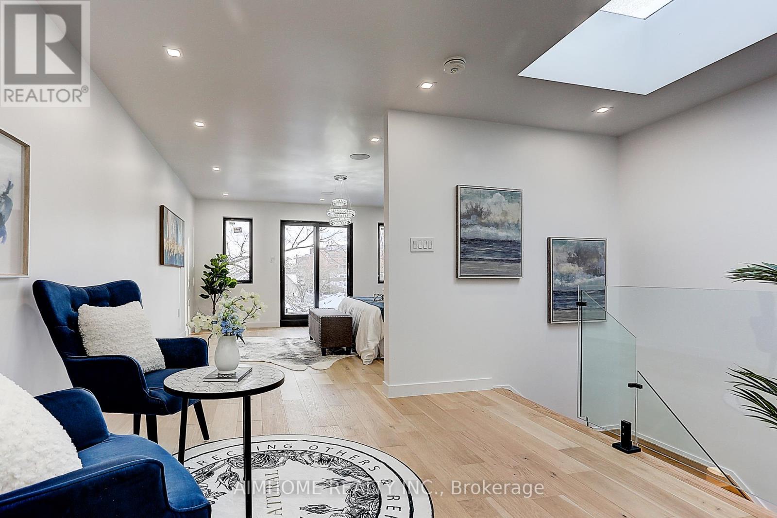 Upper 15 Holborne Avenue, Toronto, Ontario M4C 2P8 - Photo 5 - E12569872