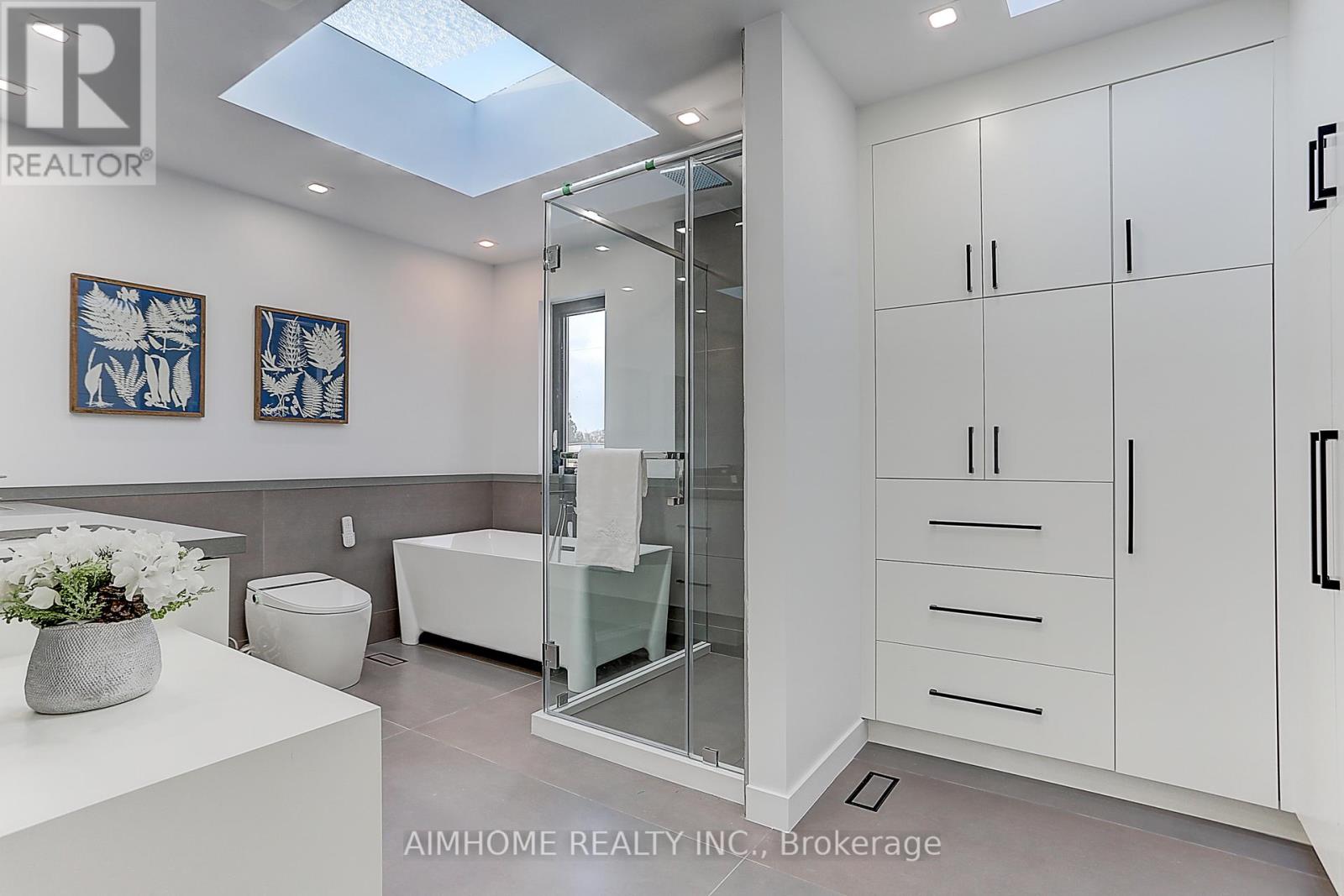 Upper 15 Holborne Avenue, Toronto, Ontario M4C 2P8 - Photo 6 - E12569872