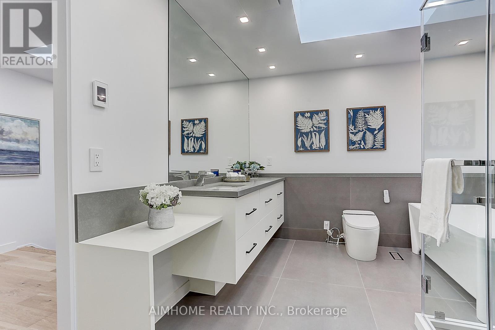 Upper 15 Holborne Avenue, Toronto, Ontario M4C 2P8 - Photo 7 - E12569872