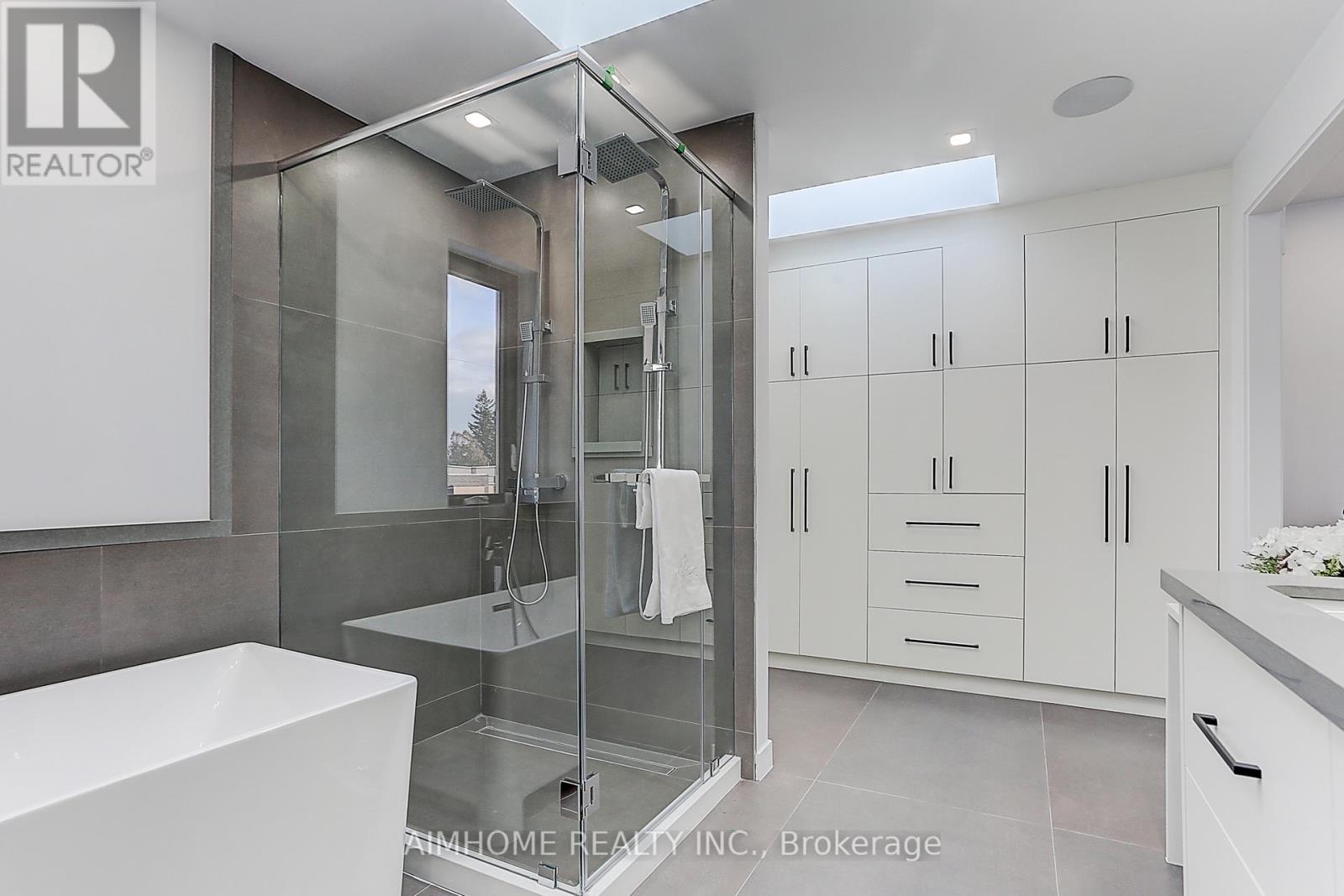 Upper 15 Holborne Avenue, Toronto, Ontario M4C 2P8 - Photo 8 - E12569872