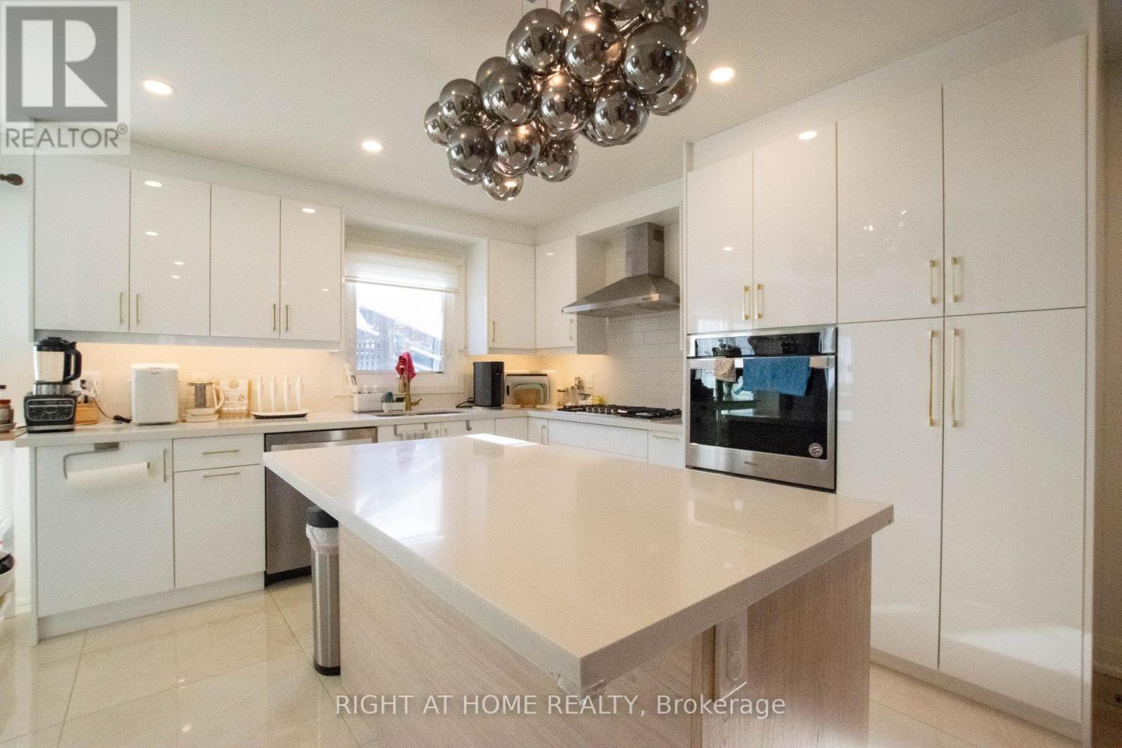 832 Leslie Valley Drive, Newmarket, Ontario  L3Y 7H3 - Photo 10 - N12569888