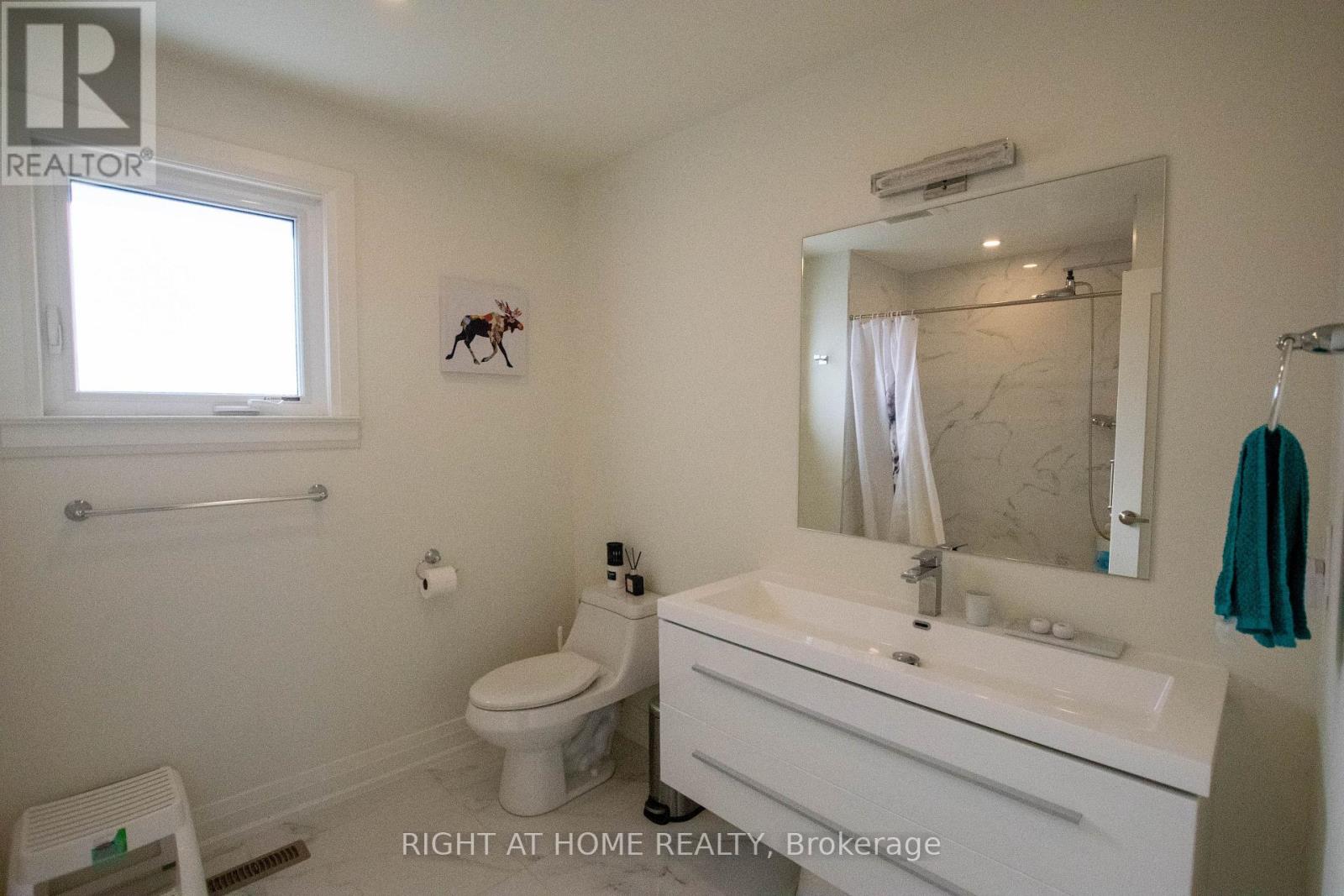 832 Leslie Valley Drive, Newmarket, Ontario  L3Y 7H3 - Photo 14 - N12569888