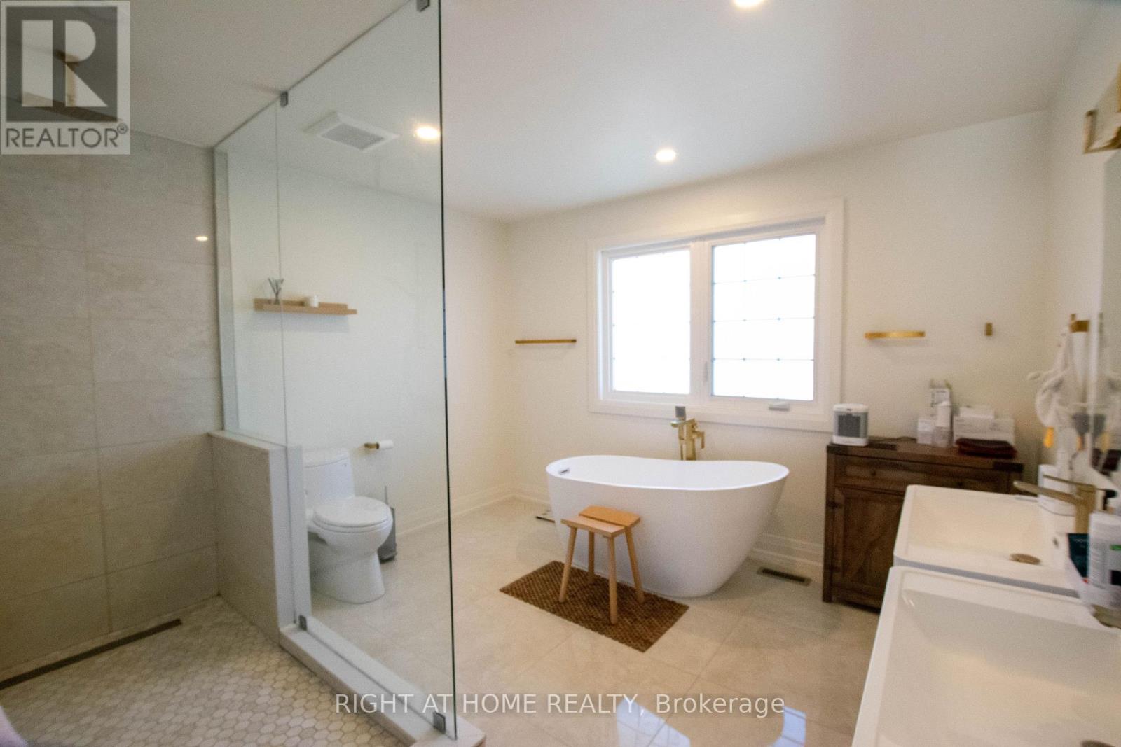 832 Leslie Valley Drive, Newmarket, Ontario  L3Y 7H3 - Photo 17 - N12569888