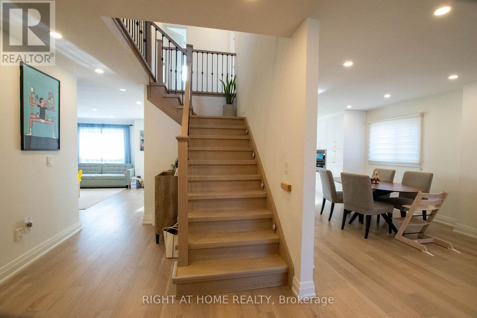 832 Leslie Valley Drive, Newmarket, Ontario  L3Y 7H3 - Photo 2 - N12569888