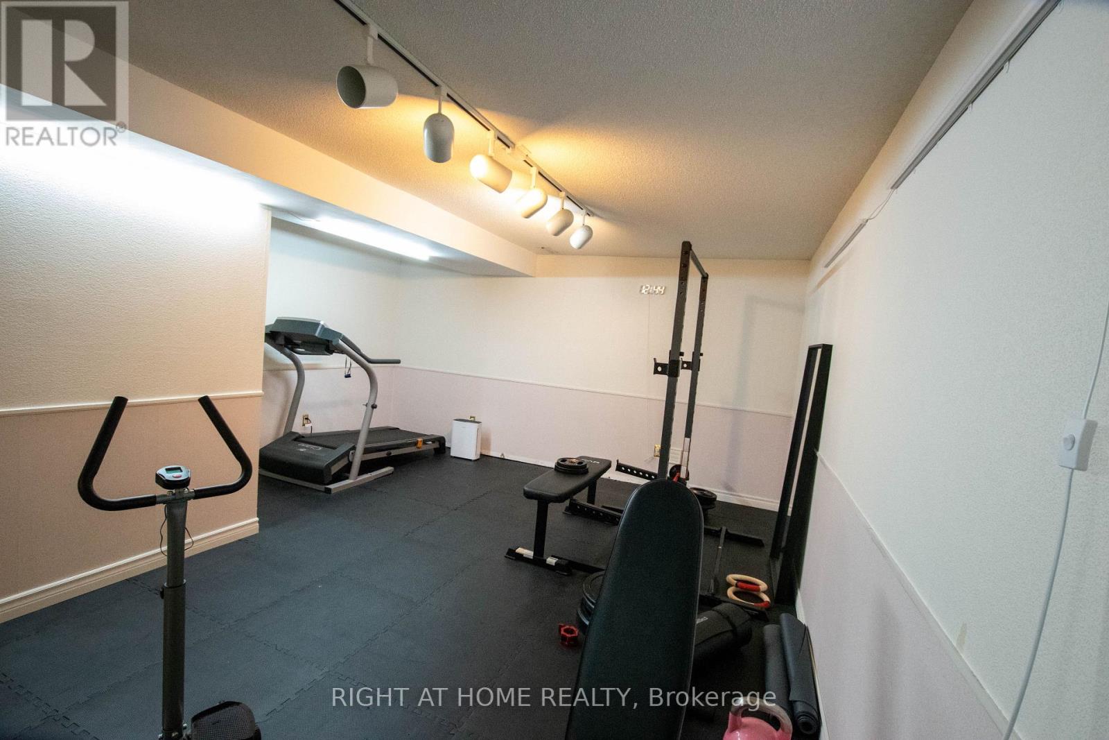 832 Leslie Valley Drive, Newmarket, Ontario  L3Y 7H3 - Photo 21 - N12569888