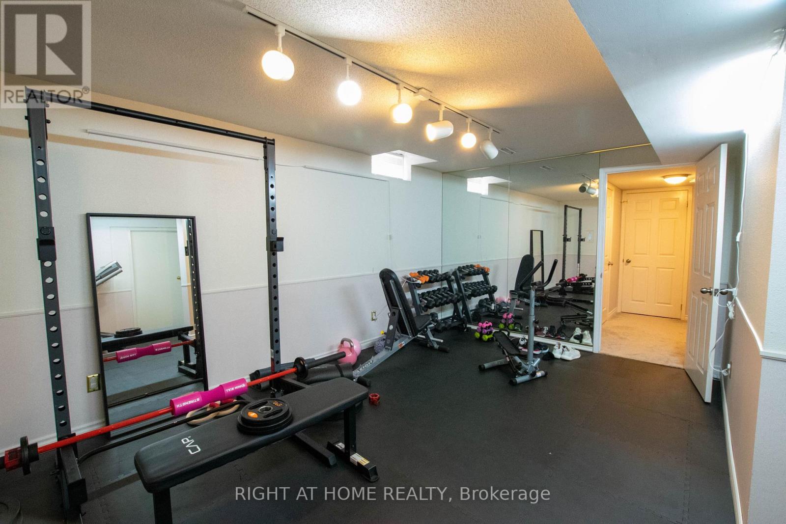 832 Leslie Valley Drive, Newmarket, Ontario  L3Y 7H3 - Photo 22 - N12569888